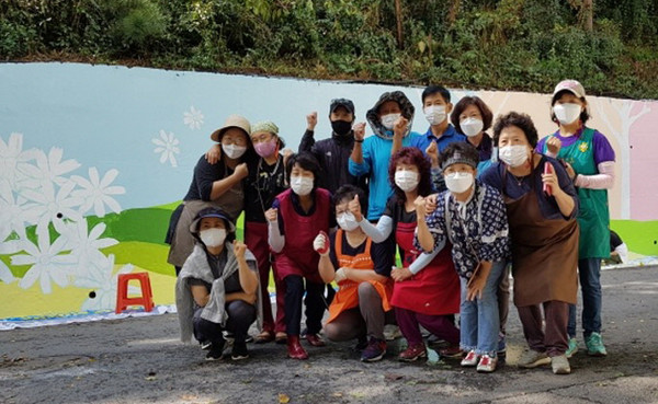 벽화거리 조성 사업을 마무리하며 기념사진을 찍은 행신1동 관계자들.