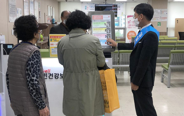 고양덕양지사 종합민원실에서 직접 내방고객을 안내하고 있는 김진우 관장(맨 오른쪽).
