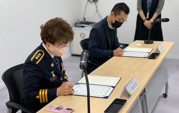  협약서에 서명을 하고 있는 고양경찰서와 경기북서부노인보호전문기관.