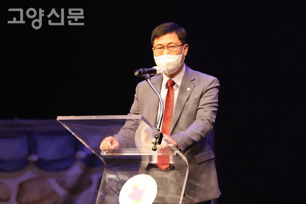 축하 인사를 전하는 이홍규 고양시의회 부의장 [사진=김평기 사진작가]