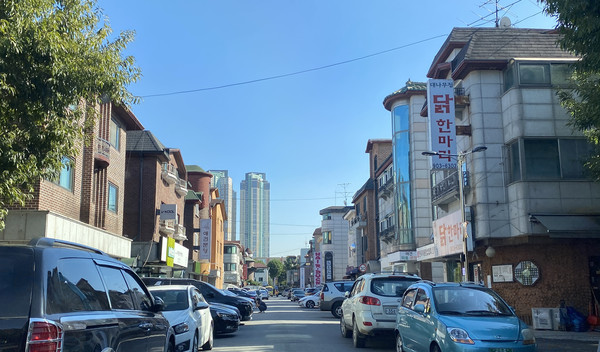 백석12블럭 상가들이 가지런히 자리한 백석1동.