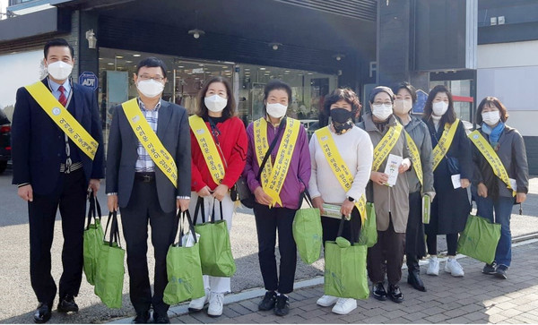 송산동 지역사회보장협의체가 나눔 활동에 대한 주민 참여를 높이기 위해 길거리 캠페인을 진행했다.