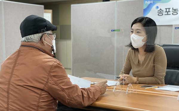 법률상담을 받고 있는 송포지역 농업인.  농협중앙회 법률봉사단의 협조로 다양한 분야의 상담이 있었다.