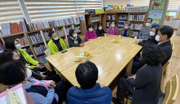 현판식 전 윤기남 일산3동 주민자치위원장과 