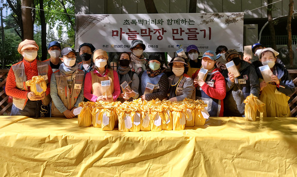 마늘막장 만들기에 함께한 친호나경 주민 텃밭 동알; 초록먹거리와 주민들.