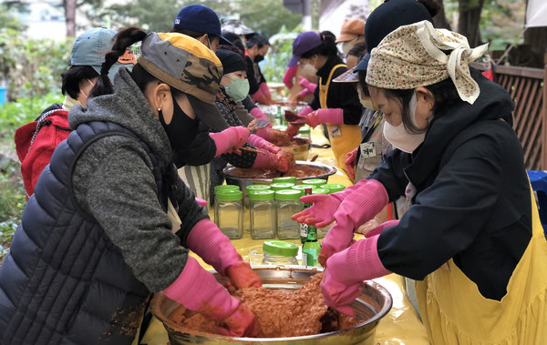  마늘막장을 만들고 있는 참여자들.  이날 담근 마늘막장은 저소득 가정 30세대에게 전달됐다.