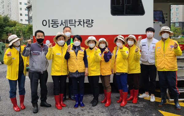 지역의 취약계층을 위해 세탁봉사를 진행한 삼송동 적십자봉사회원들.