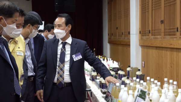 내빈들에게 전시회장을 안내하고 있는 안재성 대한민국막걸리축제 회장.  