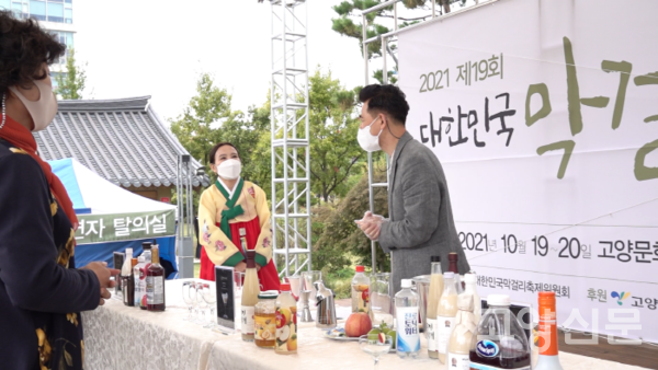 한국베버리지마스터협회 이석현 회장의 막걸리 소믈리에 시범.