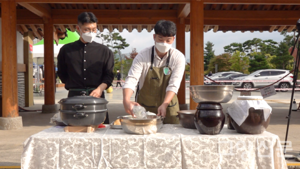 전통 막걸리 빚기 시연을 선보인 고문헌 복원 '복술복술' 팀. 