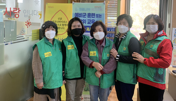 새마을부녀회원들이 헌혈에 동참하며 함께 자리했다.