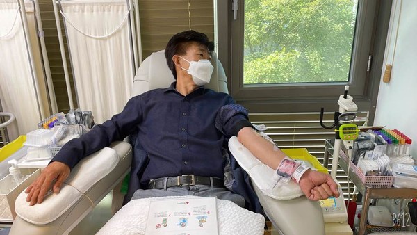 정택준 새마을지도자 고양시협의회장이 헌혈에 동참하고 있다.