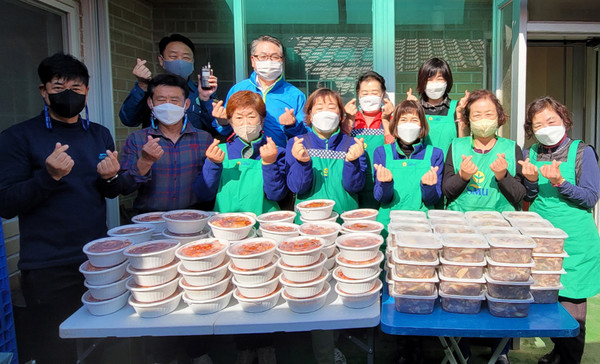 가을맞이 사랑의 반찬 나눔’을 펼친 효자동 새마을부녀회.