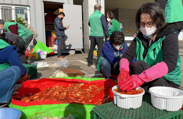  한 통 한 통 정성스럽게 김치를 담그는 고양시새마을부녀회원