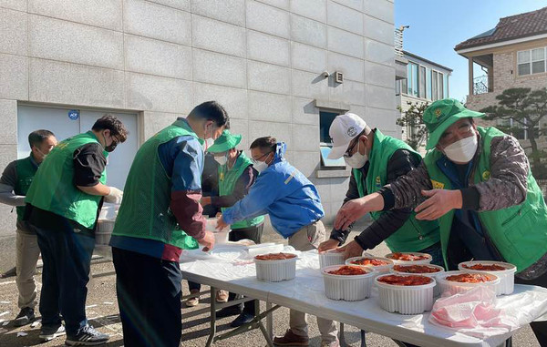김치를 담그는 고양시새마을회 관계자들