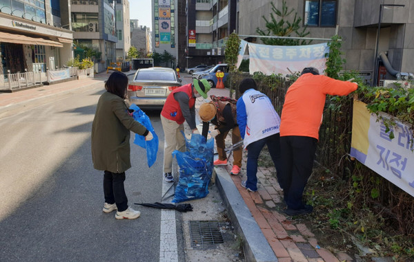 지역의 깨끗한 마을환경을 위해 식사동 주민자치회가 환경정화 활동을 하고 있다.