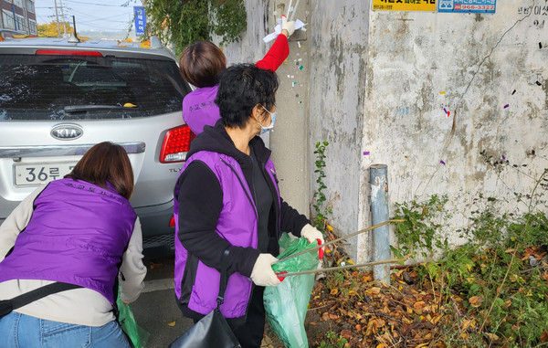 마을 대청소를 하고 있는 주교동 통장협의회.