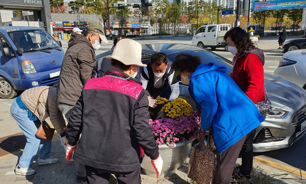 많은 주민들이 참여해 정성스럽게 꽃을 심었다.