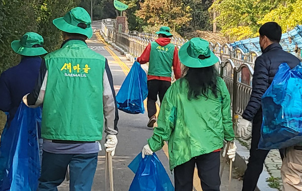 가을맞이 대청소를 하고 있는 능곡동 새마을지도자협의회원들