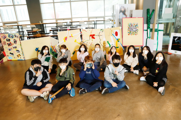 꿈다락 토요문화학교 주말예술캠퍼스 프로그램 참여 어린이들이 상상을 담은 대형 이야기책 앞에서 기념사진을 찍었다.
