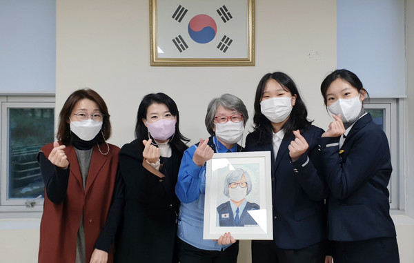 중산고등학교와 중산동 지역사회보장협의체가 취약계층 어르신을 대상으로 초상화 그림을 전달하고 있다.