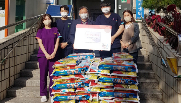 화정본정형외과의원이 취약계층을 위해 쌀 100포를 행신1동에 기증하고 있다.
