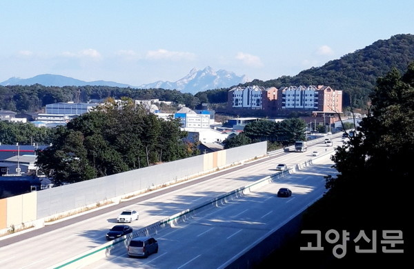 서울문산고속도로 뒤쪽으로 조망되는 북한산의 모습.