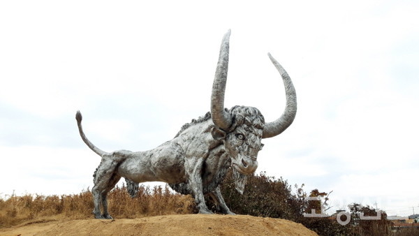 주차장에서 방문객을 맞는 박찬용 작가의 작품 ‘동굴의 우상-들소’ 