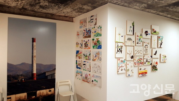 전시장 한쪽 벽면에는 전시장을 방문한 학생들의 작품이 장식돼있다. 