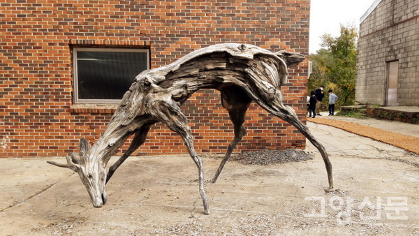 최은동 작가의 ‘사슴 나무 사슴’ .