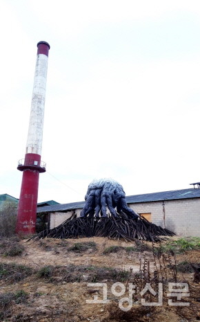 이민수 조각가의 ‘백두사람 한라사람’.