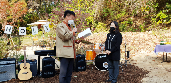 김봉환 홀트학교 교장(사진 왼쪽)이 박은영 중부대 정원문화산업학과 학과장에게 감사장을 수여하고 있다.  