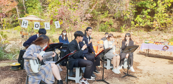 작은음악회에서 공연하는 학생들