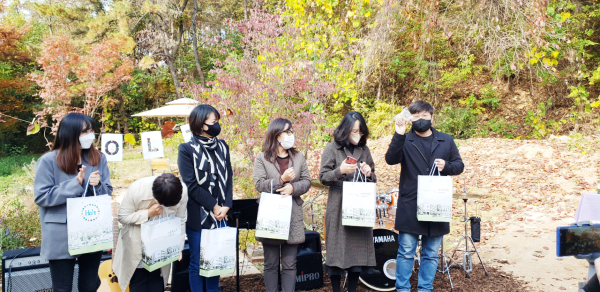 중부대 백유미 교수(사진 왼쪽에서 세번 째)와 원격대학원 정원문화산업학과 석사과정 학생들이 감사의 선물을 받고 인사말을 하고 있다. 