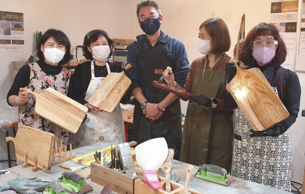 '도마 만들기 원데이 클래스'로 중·장년층들에게 취미활동의 기회를 제공하는 식사동.