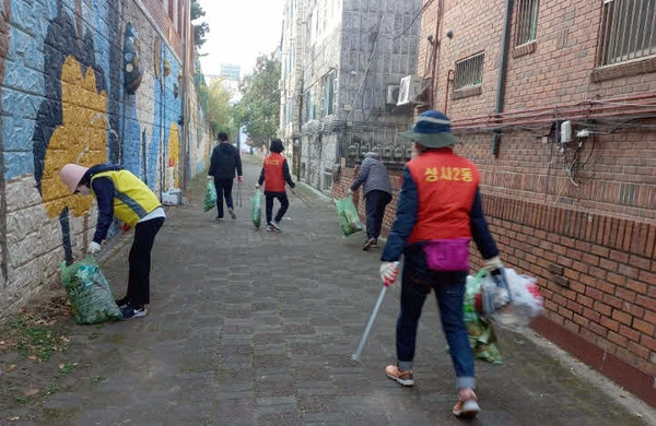  마을대청소를 진행하고 있는 성사2동과 통장협의회.