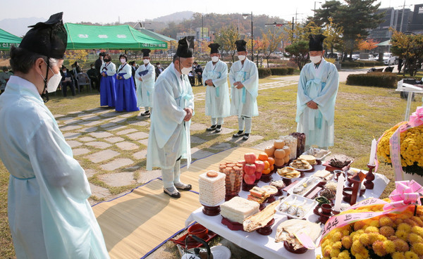 고양 밥할머니 추향제에는 50여명의 내외빈이 참석해 밥할머니의 나라사랑과 애민정신을 기리