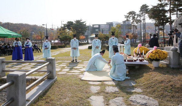 고양 밥할머니 추향제가 초헌례·아헌례·종헌례 순으로 진행되고 있다. 