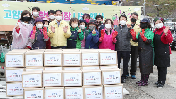  고양동이 지역의 어려운 이웃을 위해 김장김치를 담가 전달했다.