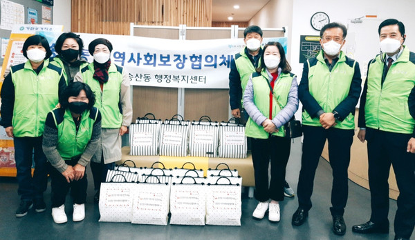 송산동 지역사회보장협의체가  특화사업으로 취약계층을 위한 ‘이웃사랑 반찬나눔’ 사업을 펼쳤다.