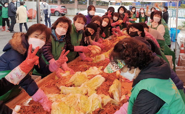 장항1동 새마을부녀회와 직능단체 회원 등은 배추 300포기와 무 250여 개로 김장을 담가 나눔을 펼쳤다.