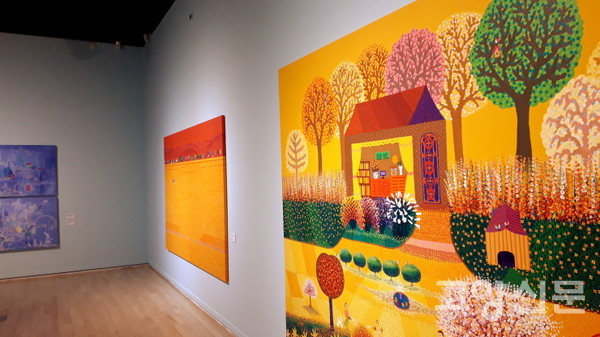 여행이 전하는 설렘을 화사한 색채로 표현한 김덕기 작가의 섹션.