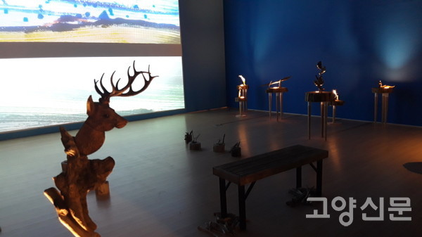 한석경 작가의 작품 '파이란 불바다'(영상)와 '신, 유유자적'. 