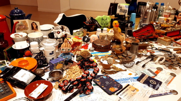 박준 여행작가가 펼쳐보인, 여행의 추억이 담긴 다양한 물건들.  