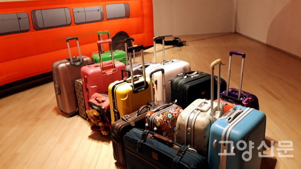 낯선 여행자들을 여행가방으로 표현한 최보희 작가의 설치작품. 