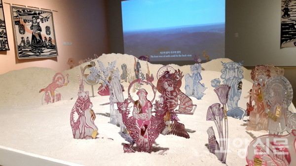 모래사막이 들려주는 신비로운 이야기를 형상화한 이승연 작가. 