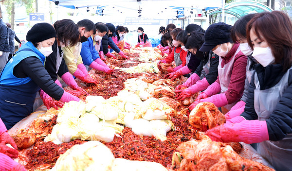 행신3동이 지역의 취약계층을 위해 김장을 담그고 있다.