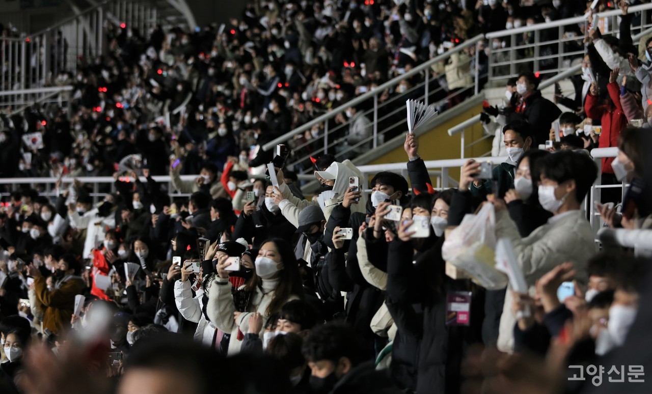 “손흥민 보러 왔어요”. 11일 대화동 고양종합운동장은 코로나19 이후 재개된 국내 스포츠 경기 중 최다 관객이 모인 현장이 됐다. 관객수 3만152명. 이날 관객들은 손흥민 선수를 ‘직관’하며 모처럼만에 응원열기를 느낄 수 있었다. 한국은 이날 아랍에미리트를 상대로 1대 0으로 이겼다.  [사진=이성오 기자]