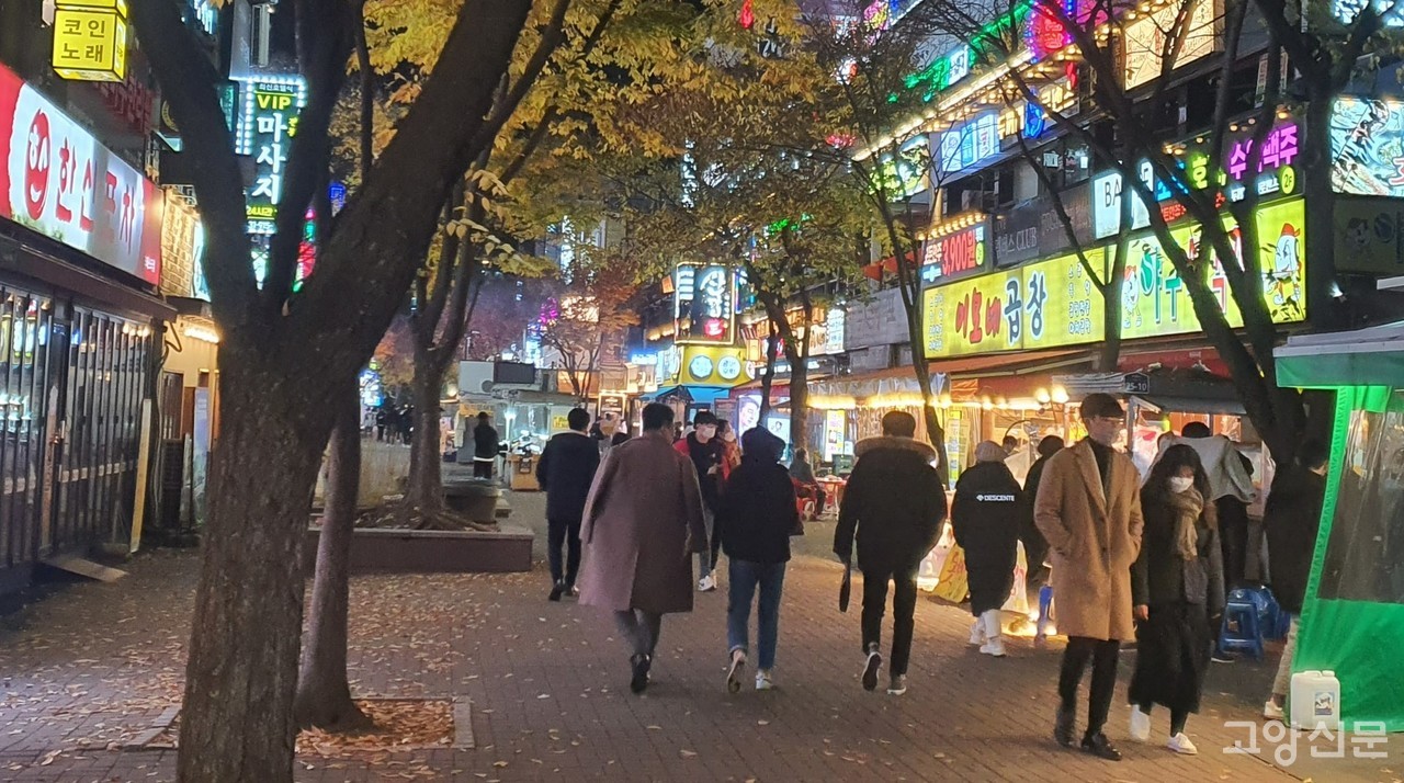 10일 밤 11시경이 가까워지는 일산동구 라페스타 먹자골목. 영업제한이 해제된 상권의 간판 불은 꺼지지 않고 있고 매장 내 테이블마다 취객들로 붐볐다. 거리에는 2차 술자리로 향하거나 삼삼오오 모여 담배를 태우는 젊은이, 호객행위를 하는 이들로 시끌벅적했다.