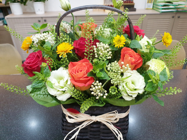 환자가 감사의 마음을 담아 보내온 한과세트(사진 위)와 꽃다발 선물.